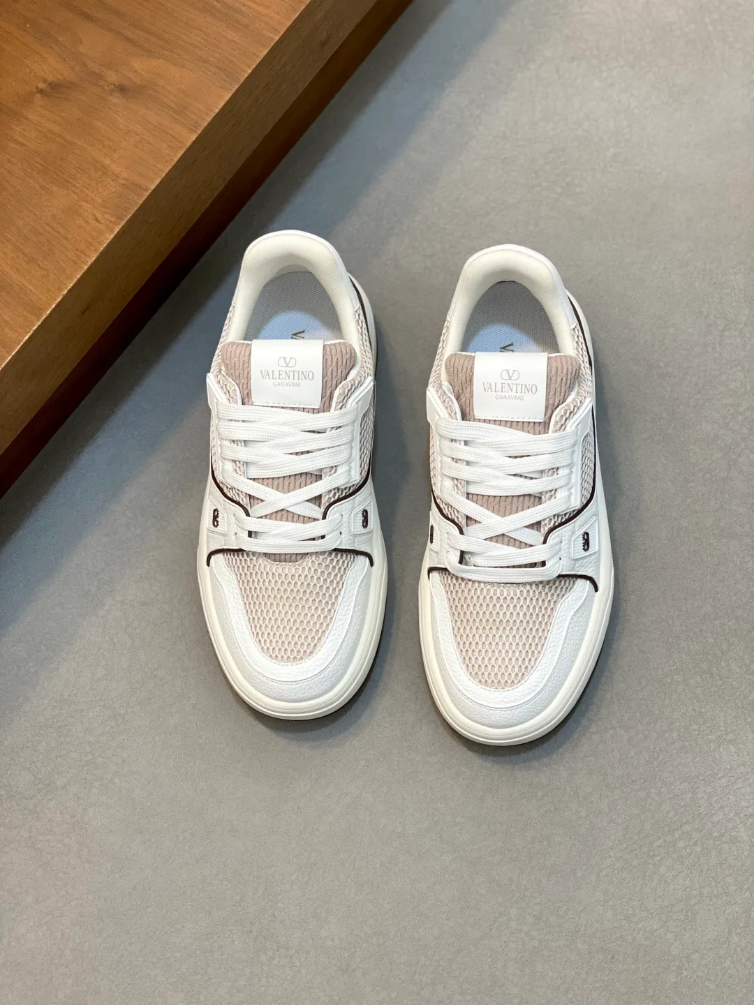 Men's shoes 💰660 Valentino/VALENTINO JOIE DE JOUER couple's low-top sneakers. This sneaker is made of splicing and is decorated with rubber VLOGO SIGNATURE details on the front. The upper is punched and the tongue is decorated with VLOGO SIGNATURE. Logo, with two-color rubber outsole, suede leather fabric lining, logo cowhide insole, fashionable and elegant style, comfortable and breathable for the upper foot, full of personality, and comes with a complete set of original packaging! Code number: 39-44 (38, 45 customized)